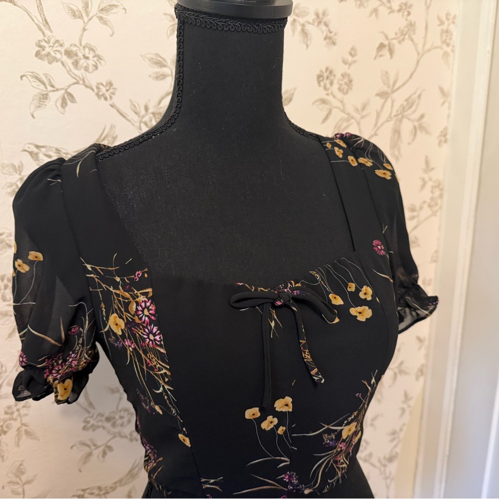 Floral Black Crop Top - Picture 3 of 4